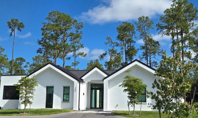 Rural Estates House | Relaxing 2-Bedroom Retreat in Secluded area, Lush Surroundings
