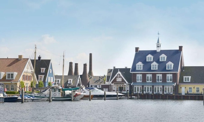 Municipality of Huizen House | Relaxing 2-Unit Stay by Gooimeer | Walk Naarderbos & Explore Nightlife