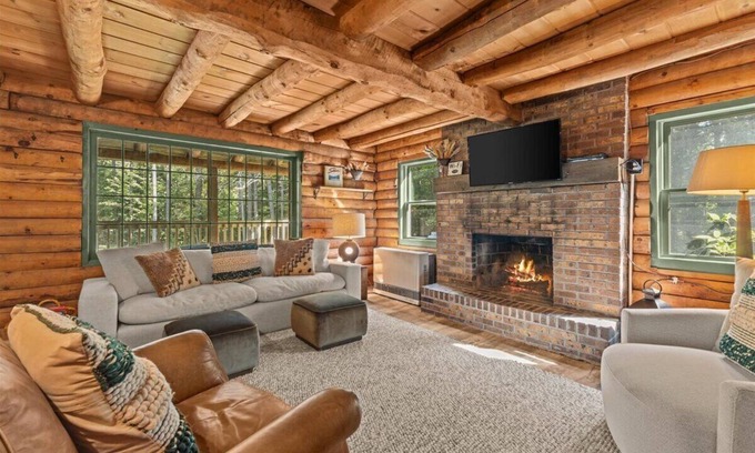 Stowe House | Relaxing 3BR Log Cabin Getaway w/Firepit in Stowe