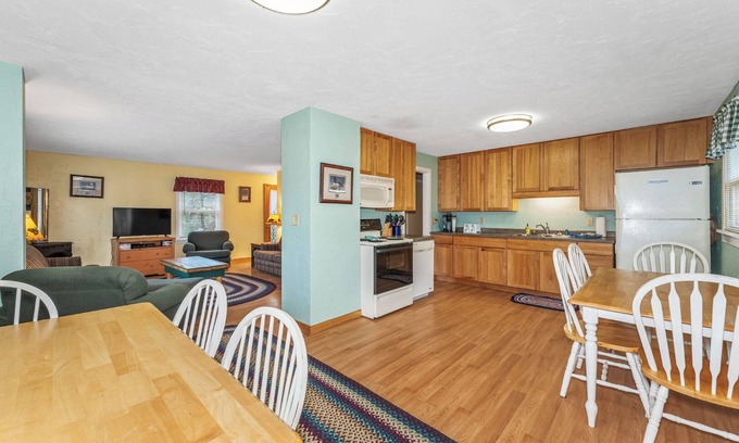 St Germain Cabin | relaxing 4-bedroom lodge with WiFi and AC in Saint Germain firepit, grill & YOGA