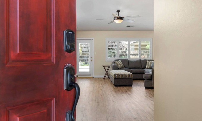 Greenacres House | Relaxing 4BR 2BA Sleeps 8 Family Friendly