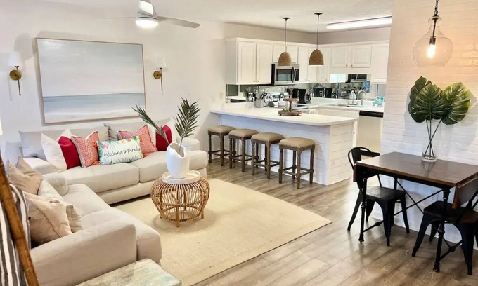 Summer Breeze Condo | Relaxing Beach Oasis-One minute walk to beach!