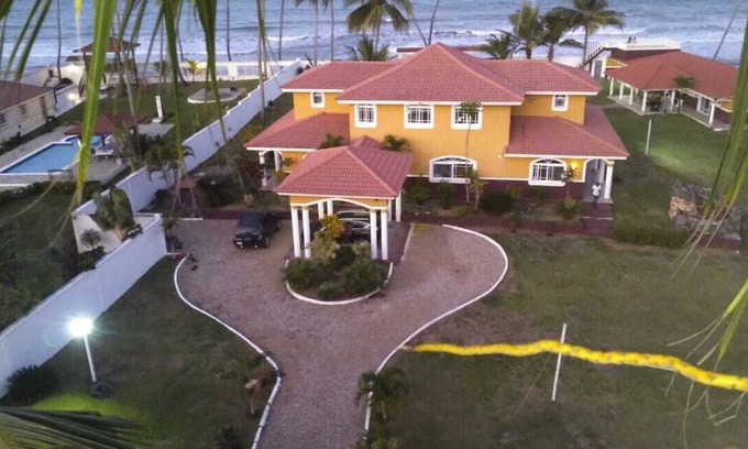 Las Canas House | Relaxing beach front property