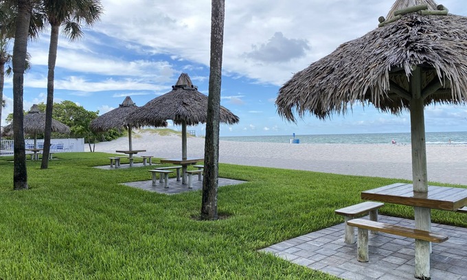 Redington Shores Condo | Relaxing Beachfront Condo with Gulf View, Top-Floor Unit, Redington Shores
