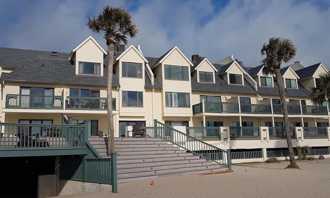 Saint Helena Island Condo | Relaxing beachfront condo