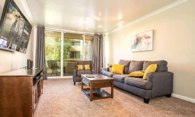 Entertainment District Condo | Relaxing Condo w/free parking - Just a 5 Min Drive to Old Town!