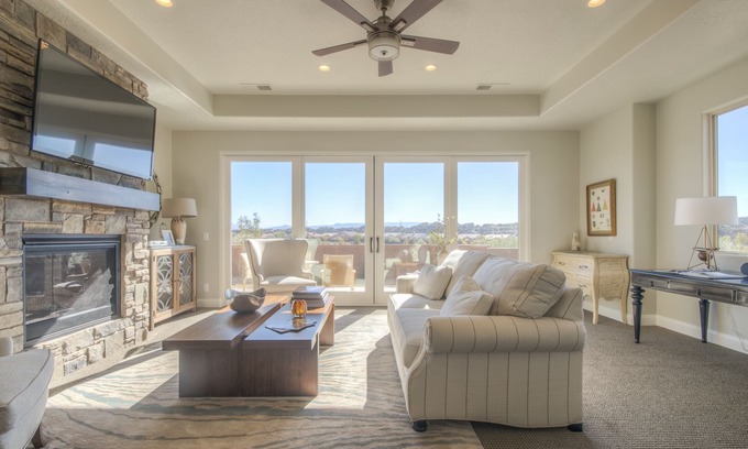 Washington House | Relaxing, Coral Ridge R&R! Pools Across the Street. Overlooking the Fish Pond