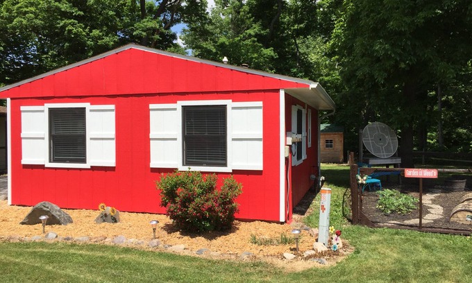 Monticello Cottage | Relaxing Cottage Nestled on Lake Freeman with Private Beachfront & Pool