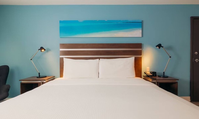 Harbor Hotel | Relaxing Couple Retreat Close to The Queen Mary | Hotel w/Heated Pool
