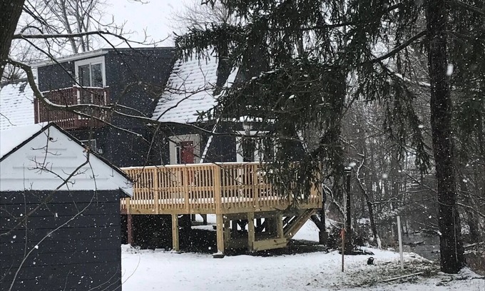 Findlay Ski Chalet | Relaxing, Cozy and Secluded One Loft Bedroom A-Frame with Private Pool