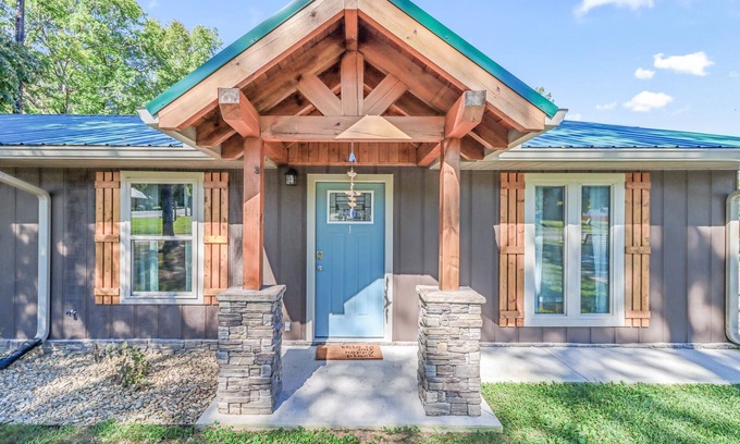 Ten Mile Condo | Relaxing, family friendly lodge by the lake.