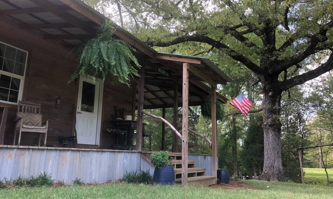 Ovett Cabin | Relaxing farmhouse with a pond in the country with kayaks
