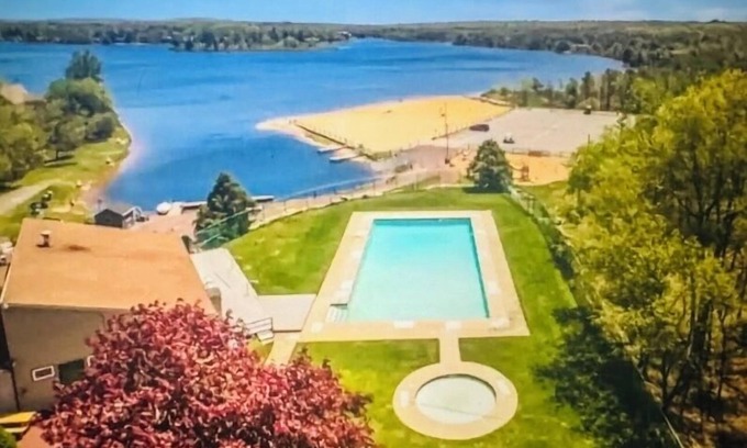 Albrightsville Ski Chalet | Relaxing & Fun-Pet Friendly -game area-2 decks-BBQ. Walk to lake, beach & pool!