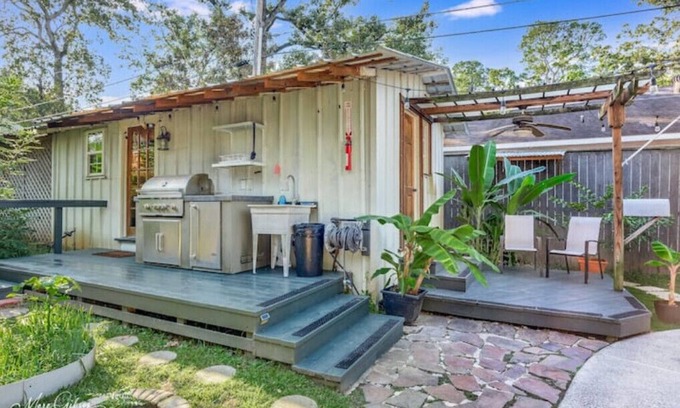 Broadmoor Cottage | Relaxing garden cottage with saunan