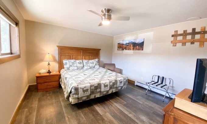 Oak Creek Hotel | Relaxing Getaway in our King Kitchenette at Lodges of Oak Creek!