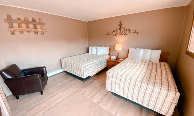 Oak Creek Hotel | Relaxing Getaway in our Deluxe Room at Lodges of Oak Creek!