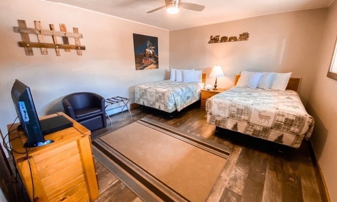 Oak Creek Hotel | Relaxing Getaway in our Homespun Double Kitchenette at Lodges of Oak Creek!