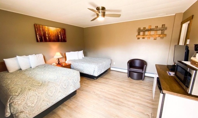 Oak Creek Hotel | Relaxing Getaway in our Woodsy Room at Lodges of Oak Creek!