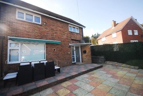 Woodingdean House | Relaxing Getaway With Hot Tub Sauna Sleeps 6