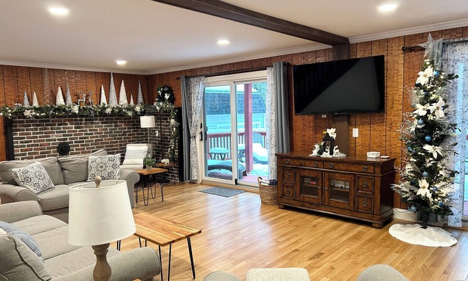 Gilford House | Relaxing Gunstock Chalet! Near Lake Winnipesaukee and Gunstock Mountain!