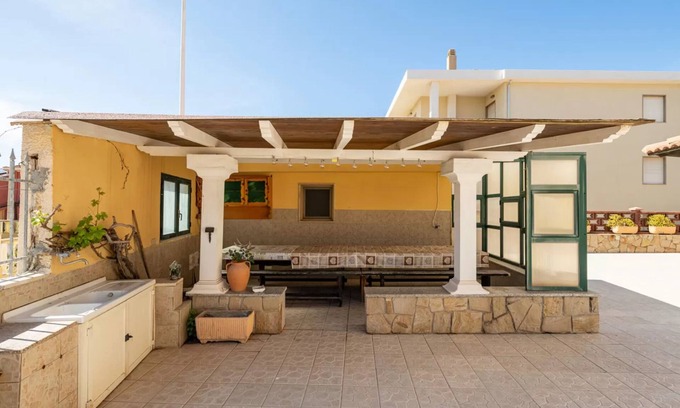 Lu Bagnu Apartment | Relaxing holiday home 50m from Lu Bagnu beach