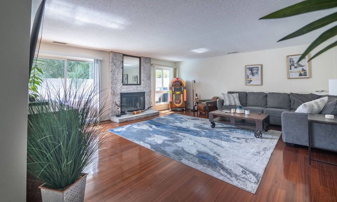 Orange House | Relaxing Home close to Newport, Disney and Angels