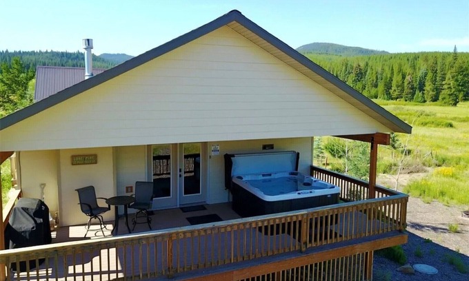 Lazy Acres House | Relaxing Hot Tub, Scenic Views, Mins to Yellowstonen- Lone Pine Lodge