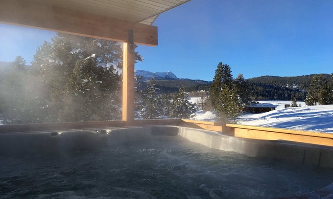 Lazy Acres House | Relaxing Hot Tub, Scenic Views, Mins to Yellowstone - Lone Pine Lodge