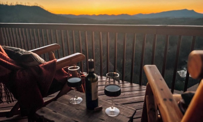 Sevierville Cabin | Relaxing Hot tub! Views! 3 min to Dollywood! by Escapada Club