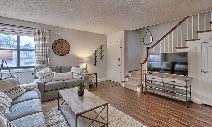 Columbia House | Relaxing Jackson Townhouse