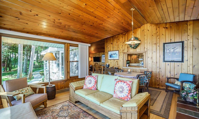 Honor House | Relaxing lake house w/firepit, boat mooring, free cable, and full kitchen