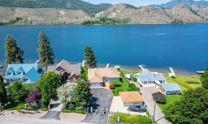 Okanagan-Similkameen House | Relaxing Lakefront Bungalow Suite 2 Bedrooms – Steps from Skaha Shoreline