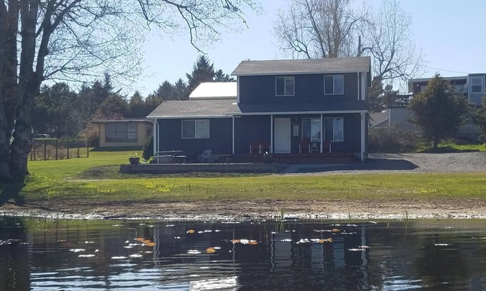 Sunset Beach House | Relaxing Lakefront, Close to Beach, Family Friendly, Quiet Neighborhood.