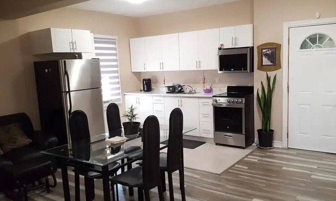 Welland House | Relaxing main Level Unit Minutes to Niagara Falls.
