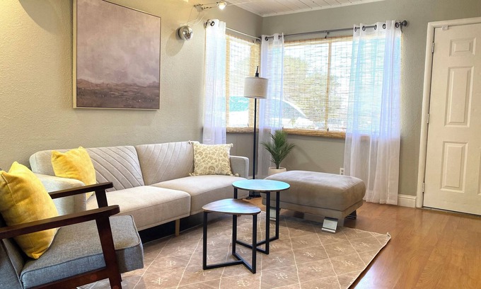 Vallejo House | Relaxing Mid-century Bay Area bungalow