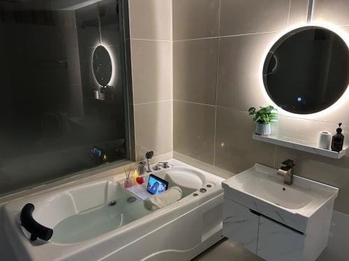 Taman Kobena Apartment | Relaxing Muji Retreat with Jacuzzi, Retro Games, MRT