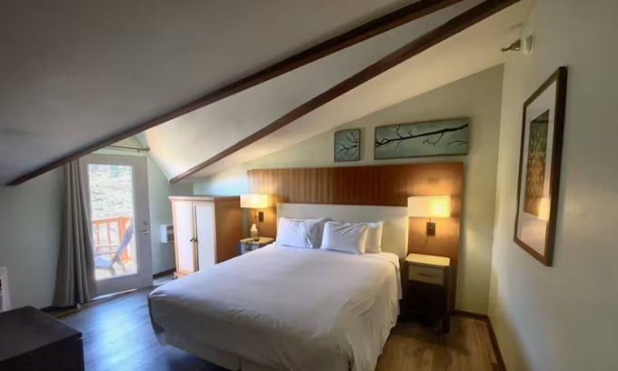 Mount Charleston Hotel | Relaxing Pet-Friendly Hideaway with Free Parking & Seasonal Experiences