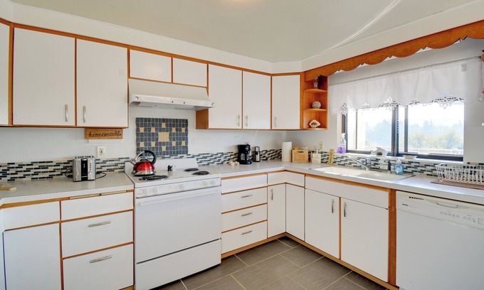 Poulsbo House | Relaxing Poulsbo Duplex w/Liberty Bay Views!