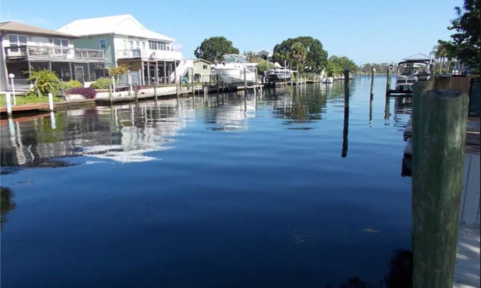 Crystal River House | Relaxing retreat on the water-10 minutes to Gulf and Springs!