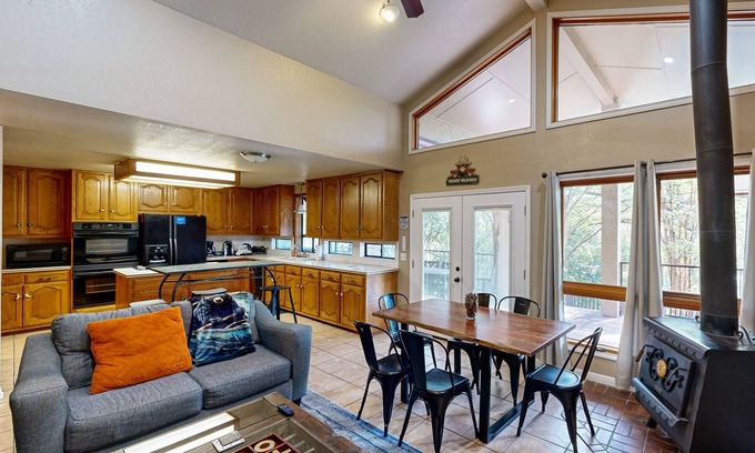 New Braunfels House | Relaxing riverfront home tucked away with shaded back deck/patio