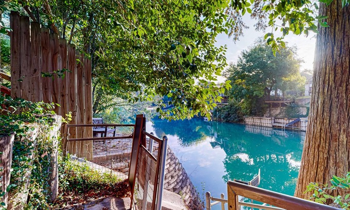New Braunfels House | Relaxing riverfront property with a main home and lodge