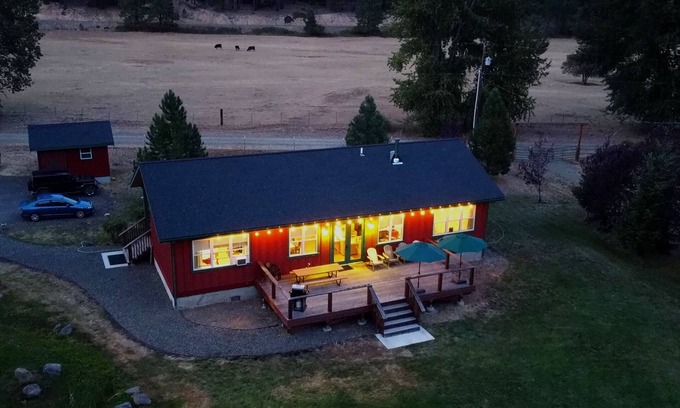 Cle Elum House | Relaxing riverfront home in the Cascades - great for families