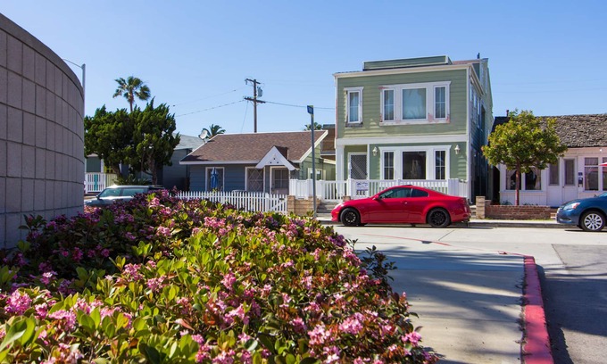 West Newport House | RELAXING ROOFTOP Stunning 2 PARKING 2 Beds Sleep 6