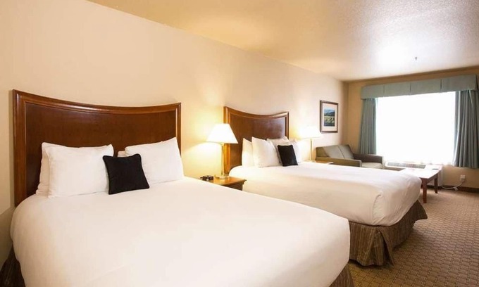 McMinnville Hotel | Relaxing Stay at Red Lion McMinnville! On-site Pool and Pet-Friendly Property!