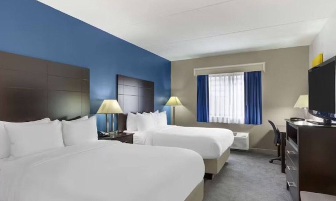 Mundelein Hotel | Relaxing Suburban Stay | Near Entertainment Venues and Shopping Center