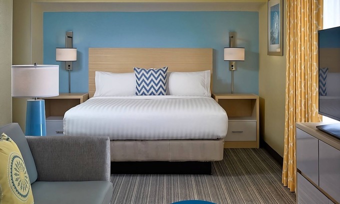 Chesterfield Hotel | Relaxing Suite nr Missouri Bluffs Golf Club & Monarch Levee Trail! Free Parking!