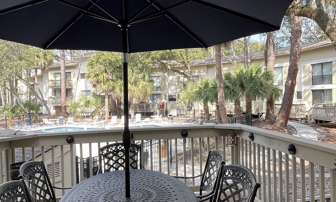 Hilton Head Island Condo | Relaxing Tropical Vacation by the Sea! Pool off back deck, Ocean across street🌴