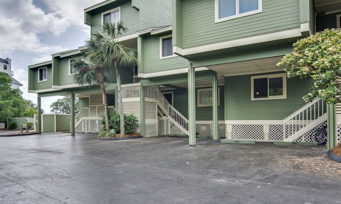 Isle of Palms Villa | Relaxing villa w/ partial ocean view, shared pool & bike trails - close to golf!