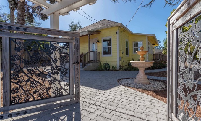 Graton House | Relaxing Vineyard View, Rooftop Deck & Game Room