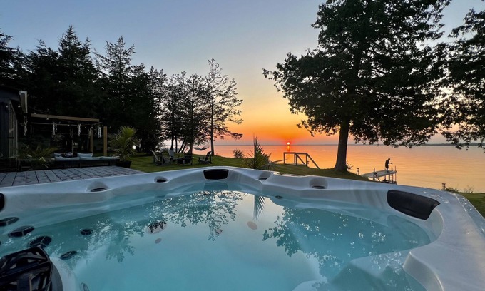 North Port House | Relaxing Waterfront Casa in wine County w/HOT TUB and PANORAMIC SAUNA SPA